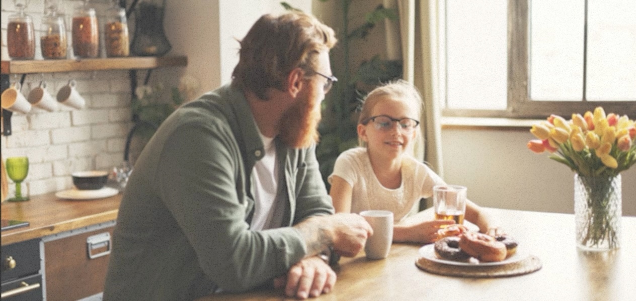 A slightly grainy scene of a father and young daughter seated at a
kitchen table, talking to each other. A Samsung NQ8 AI Gen3
Processor chip appears. It analyzes various points in the scene and
optimizes it for better quality. Now the scene looks clear and
vivid.